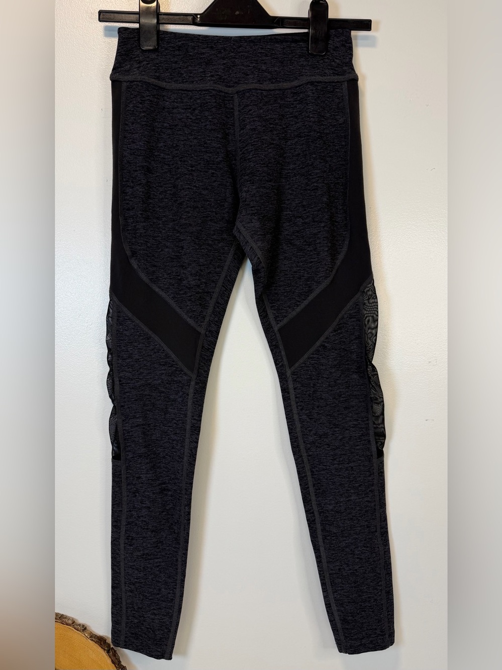 Beyond Yoga Gray Spacedye Capri Leggings Mesh Inserts High Waisted Women’s XS